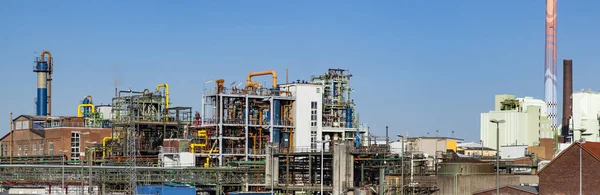 Industry park in Frankfurt hoechst with tank and chimney under b — Stock Photo, Image