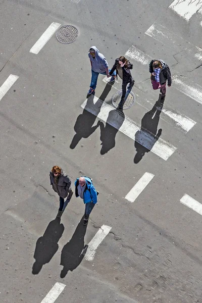 Aéreo de personas que cruzan una calle en un cruce peatonal en —  Fotos de Stock