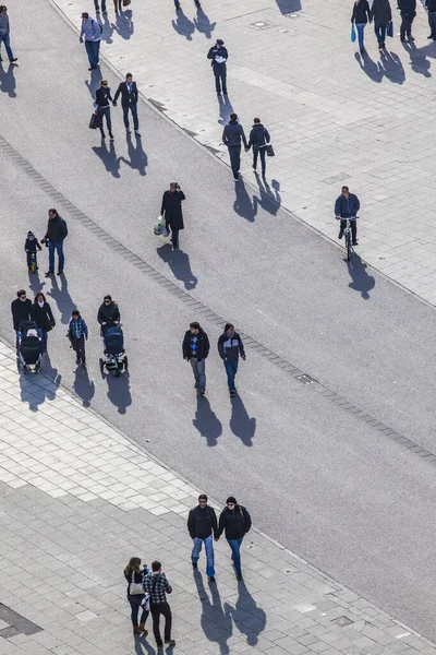 Pessoas andando na rua com longas sombras — Fotografia de Stock