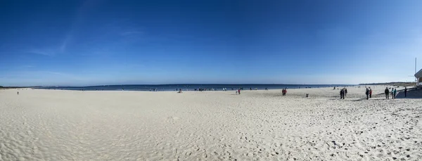 Az emberek élvezik a homokos strand Swenemuende — Stock Fotó