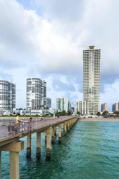 Emberek, horgászat a mólón a sunny isles beach, florida — Stock Fotó