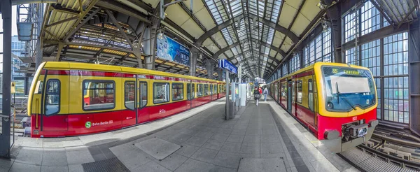 People hurry at Berlins central s-Bahn station at Friedrichstras — Stock Photo, Image