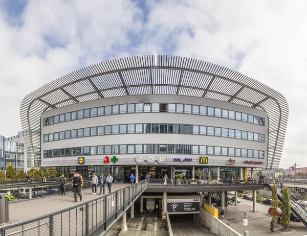 Mensen op het centrale busstation genaamd Zob in München — Stockfoto