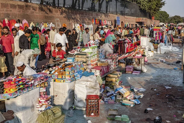 La gente por la mañana temprano ir de compras en el mercado central Meena —  Fotos de Stock