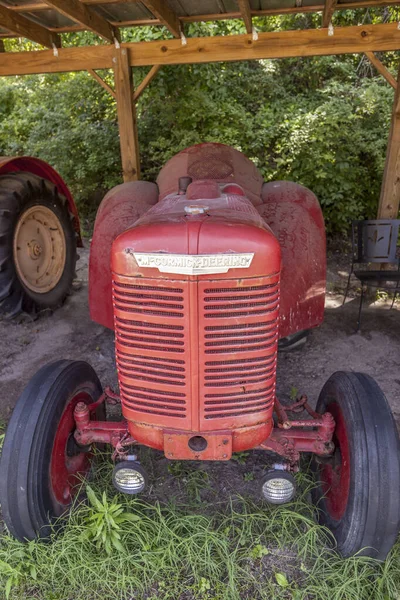 Stary zabytkowy ciągnik Nazwa marki Oliver w Boone Hall Plantatio — Zdjęcie stockowe