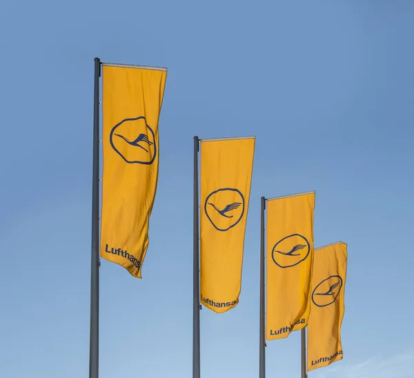 Bandeira da Lufthansa com símbolo da Lufthansa — Fotografia de Stock