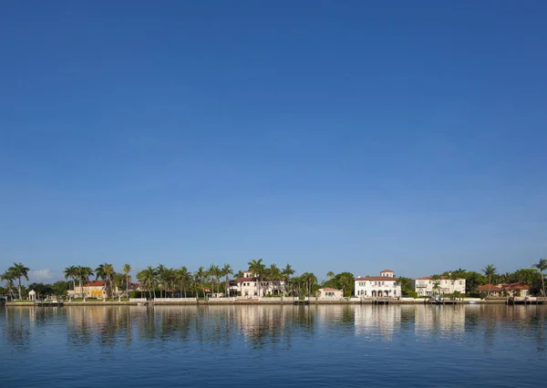 Krásné domy v Jižní miami s přístupem k oceánu — Stock fotografie
