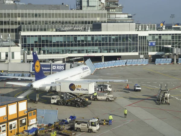 Vista al delantal del aeropuerto de Frankfurt con la preparación de aviones Lufthansa — Foto de Stock