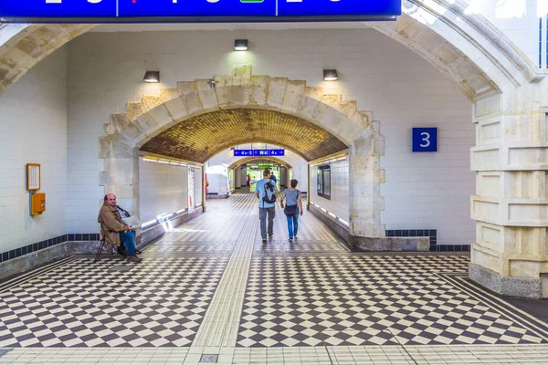 Mensen op treinstation Prater in Wenen — Stockfoto
