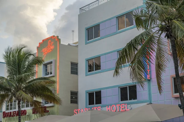 View along Ocean Drive along South Beach Miami in the historic A — Stock Photo, Image