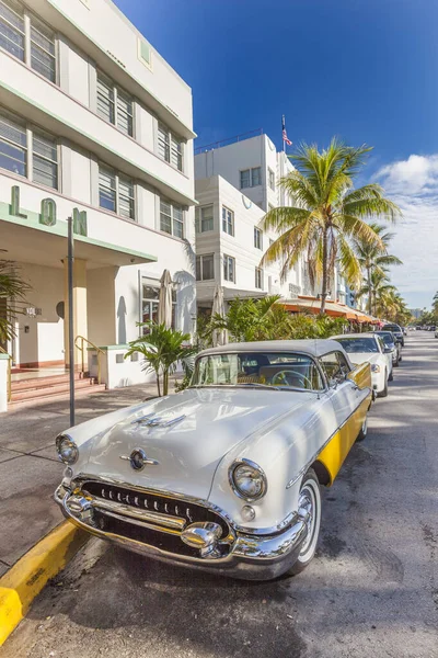 Classic Oldsmobile with chrome radiator grill parked in front of — Stock Photo, Image