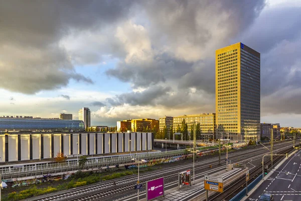 Widok na obszar Messe i panoramę Frankfurtu z szynami Messe — Zdjęcie stockowe