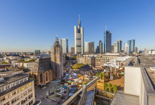 View to skyline in Frankfurt with skyscraper — Stock Photo, Image