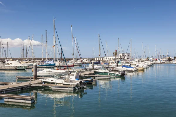 Leżą łodzie w porcie Marina Rubicon w mieście Playa Blanca — Zdjęcie stockowe