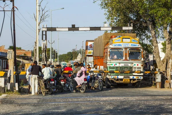 As pessoas esperam na travessia ferroviária perto de Fatehpur Sikri, Índia . — Fotografia de Stock