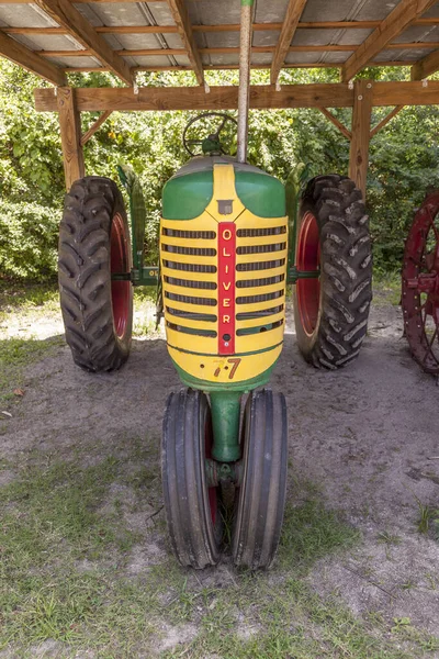 Old historic tractor Brand Name Oliver   in Boone Hall Plantatio — Stock Photo, Image