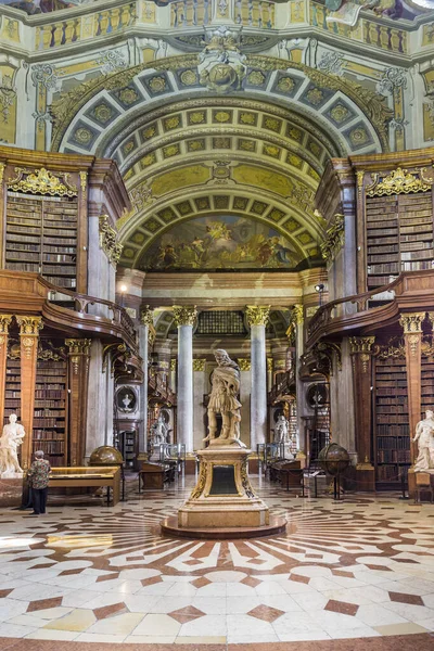 Libri nella splendida Biblioteca Nazionale Austriaca a Vienna — Foto Stock