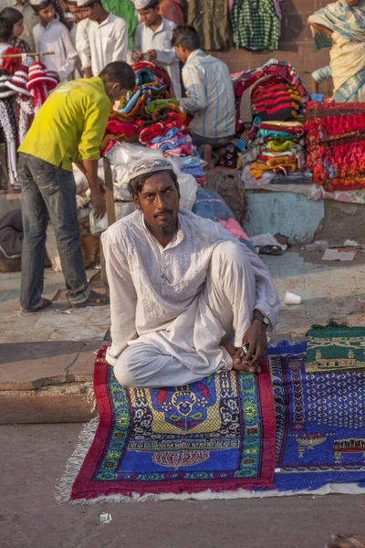 Muslim man sells carpets for praying at   the central market Mee — Stock Photo, Image