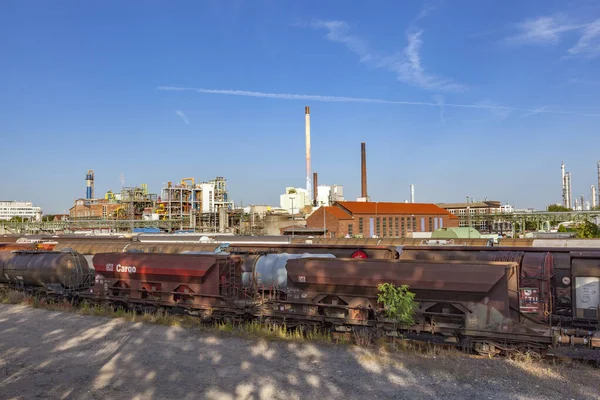 Industry park in Frankfurt hoechst with tank and chimney under b — Stock Photo, Image