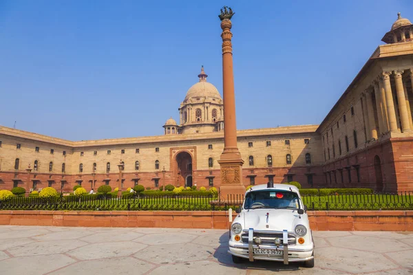 Official Hindustan Ambassador cars park outside North Block, Sec — Stock Photo, Image