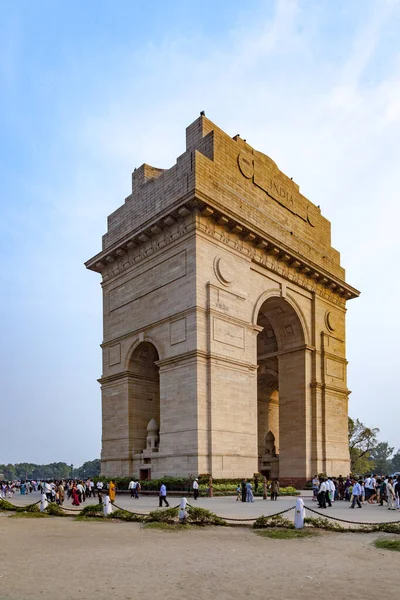 Menschen besuchen berühmtes indisches Tor in Delhi — Stockfoto