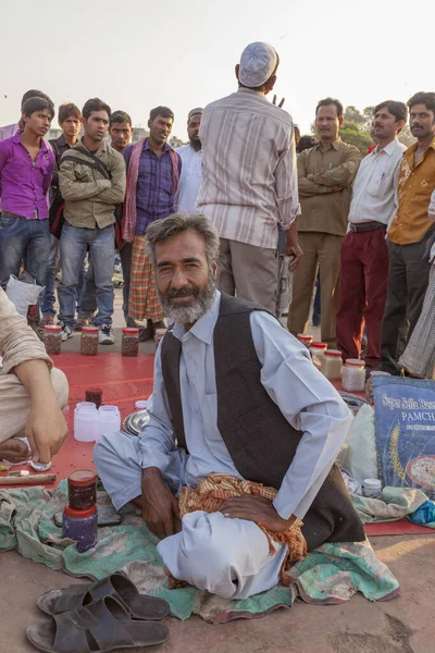 Portret van een mannelijke straatventer die zijn goederen te Meena Bazaar Mar verkoopt — Stockfoto