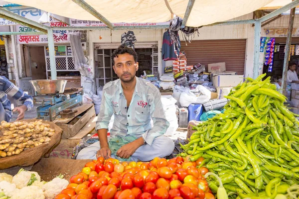 Mensen verkopen hun verse groenten en fruit in de openlucht mar — Stockfoto