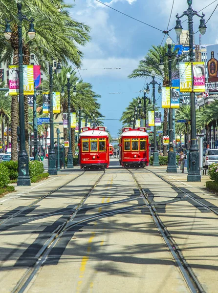Красный трамвай на рельсах во Французском квартале Нового Орлеана — стоковое фото