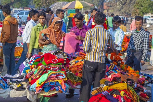 People in early morning go shopping at the central market Meena — Stock Photo, Image