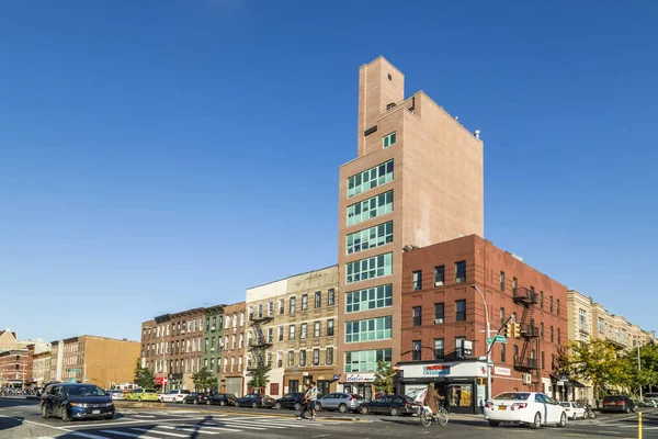 Korsning av Sacket med Degraw street i Brooklyn med gammal tegelsten — Stockfoto