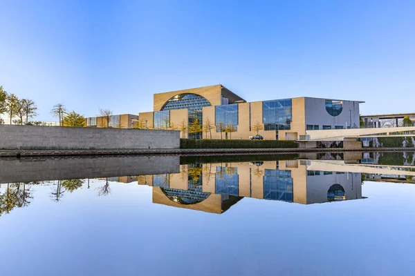 El edificio de la cancillería alemana en el río Spree con reflexión i — Foto de Stock
