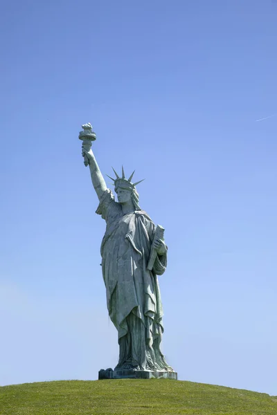 Cópia da Estátua da Liberdade feita por Auguste Bartholdi na entrada — Fotografia de Stock