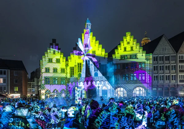 People watch the open air light spectacle Luminale in Frankfurt — Stock Photo, Image