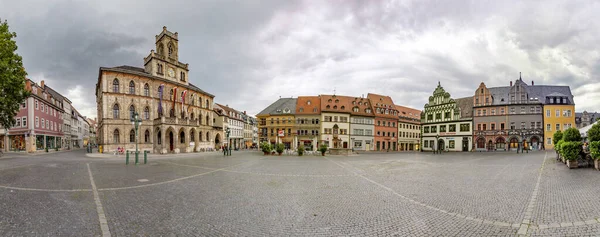 Panoramatický pohled na staré tržiště ve Výmaru v noci s famou — Stock fotografie