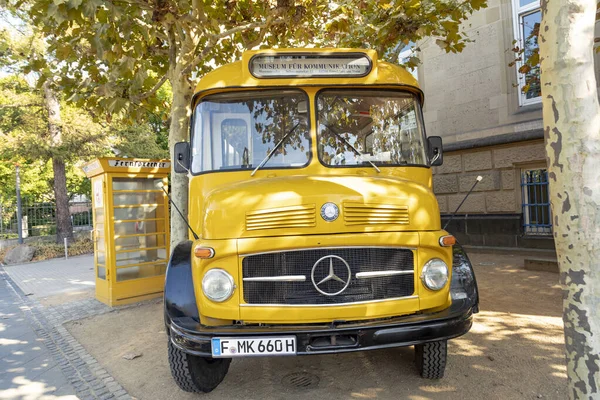 Vieux bus postal marchand qui a opéré de 1976 à 2002 — Photo