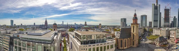 Vista para o arranha-céu centro de Frankfurt sob o céu azul — Fotografia de Stock