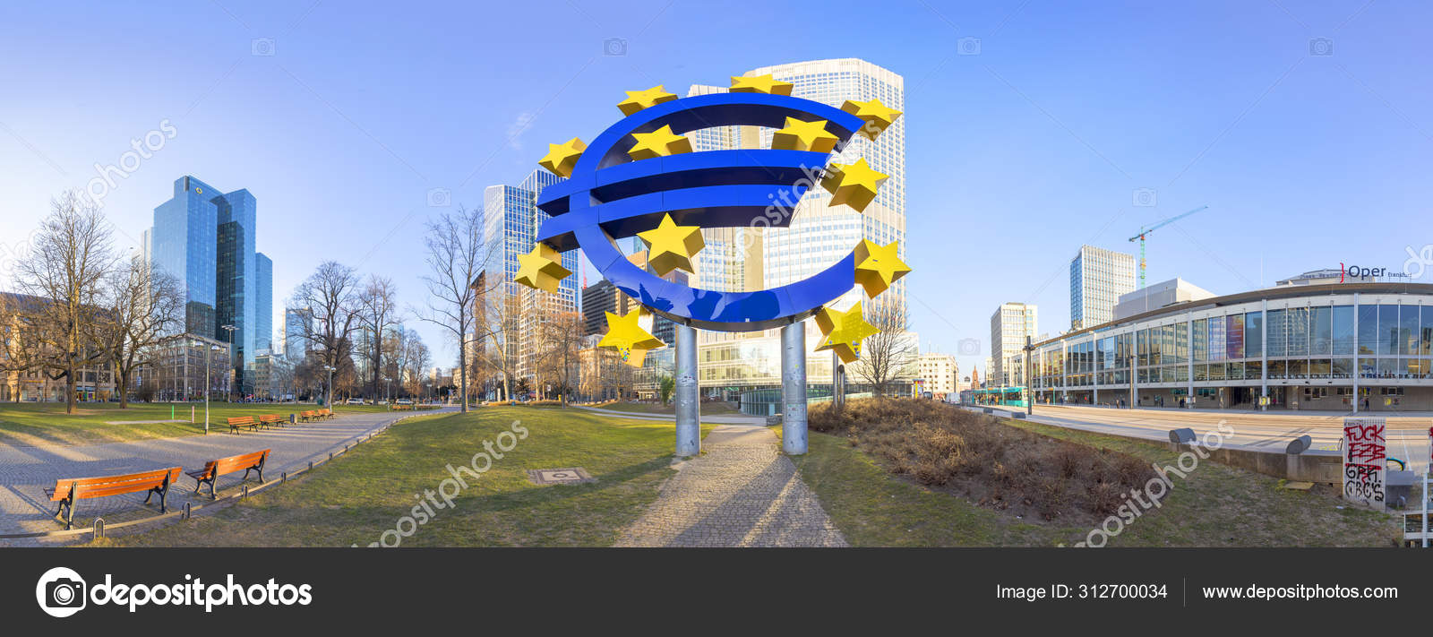 欧元符号矗立在旧欧洲中央银行前—— 库存社论照片© Hackman #312700034