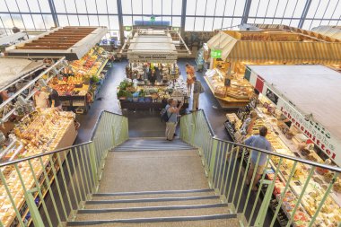 İnsanlar Frankfurt 'taki Kleinmarkthalle' de alışveriş yapmayı seviyor.