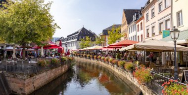 Saarburg şehir merkezinde Promen 'de dere ve restoranlar var.