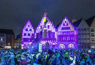 İnsanlar Frankfurt 'taki açık hava ışık gösterisini izliyor.