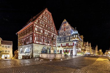Almanya 'nın Rothenburg ob der Tauber şehrinin gece görüşü.