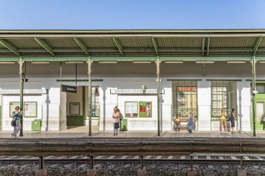 İnsanlar Waehringer Caddesi 'nde bir sonraki treni bekliyor.