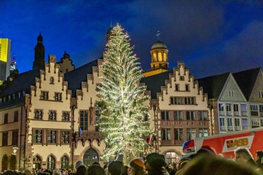 İnsanlar Frankfu 'daki Noel arifesinde kilise çanına katılıyorlar.