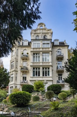 Geçen yüzyıldan kalma Wiesbaden 'deki Park Caddesi' ndeki eski villa.