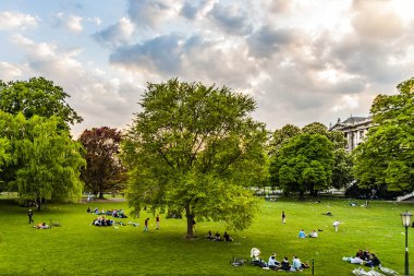 insanlar rahatlatıcı genel şehir Park Viyana, Avusturya