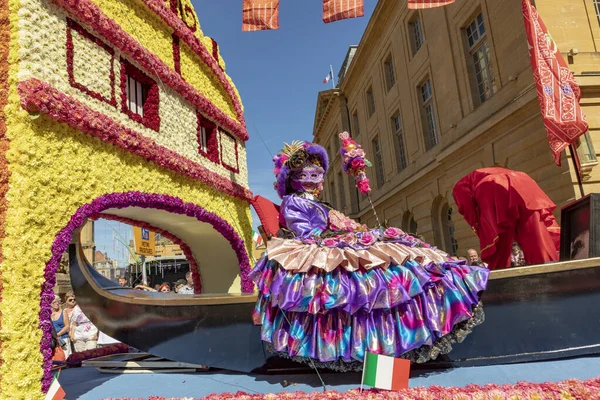 La gente disfruta de la actuación en el Festival de Ciruela de Mirabelle —  Fotos de Stock