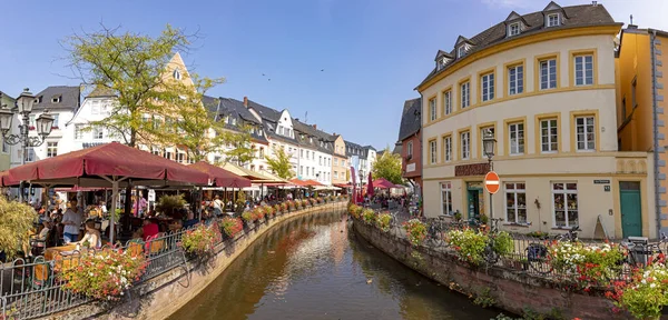 Centro da cidade de Saarburg, Alemanha com um riacho no meio — Fotografia de Stock