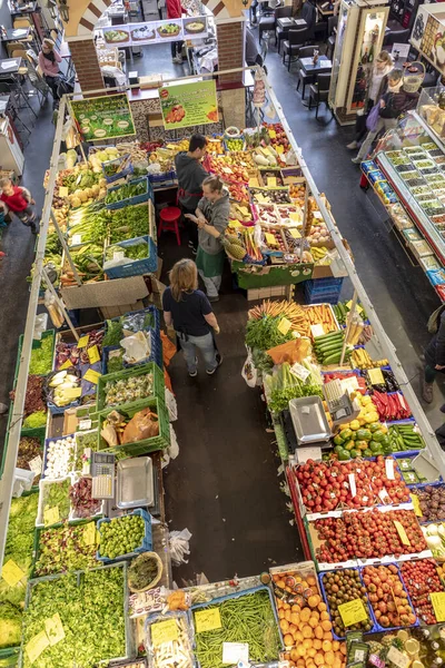 As pessoas gostam de fazer compras no Kleinmarkthalle em Frankfurt — Fotografia de Stock