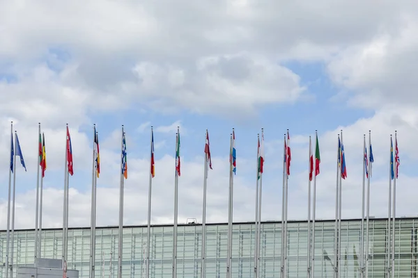Todas as bandeiras da UE Bandeira da União Europeia acenando em frente ao ar europeu — Fotografia de Stock