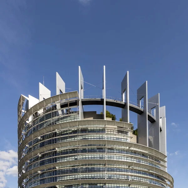 Arquitectura moderna del parlamento de la unión europea con banderas de m —  Fotos de Stock